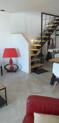 Coin salon dans l'établissement Gite de kernaet avec piscine
