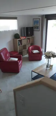 Coin salon dans l'établissement Gite de kernaet avec piscine
