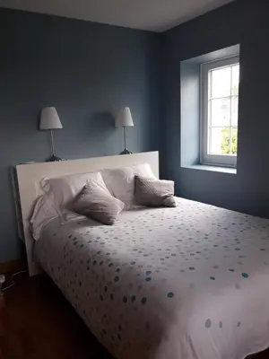 Un ou plusieurs lits dans un hébergement de l'établissement Chambre dans villa