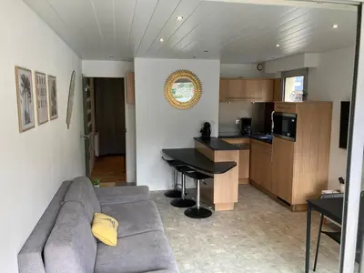 Cuisine ou kitchenette dans l'établissement Les pieds dans l eau accès à la plage depuis la résidence
