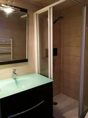 Salle de bains dans l'établissement Ty Vihan