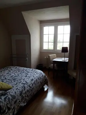 Un ou plusieurs lits dans un hébergement de l'établissement Chambre dans jolie demeure