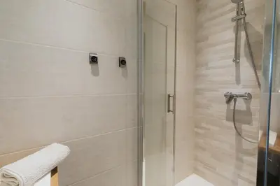 Salle de bains dans l'établissement Maison de vacances à proximité de la plage