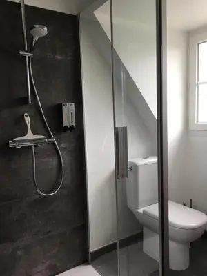 Salle de bains dans l'établissement Kerloulou