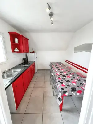 Cuisine ou kitchenette dans l'établissement Maison spacieuse à Cléder avec jardin + 10 personnes.