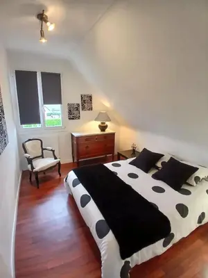 Un ou plusieurs lits dans un hébergement de l'établissement Maison spacieuse à Cléder avec jardin + 10 personnes.