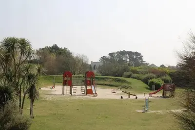Aire de jeux pour enfants de l'établissement Maison spacieuse à Cléder avec jardin + 10 personnes.