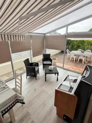 Coin salon dans l'établissement Maison spacieuse à Cléder avec jardin + 10 personnes.