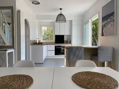Cuisine ou kitchenette dans l'établissement Maison architecte Bois du Kador à Morgat (accès WIFI) Crozon Morgat