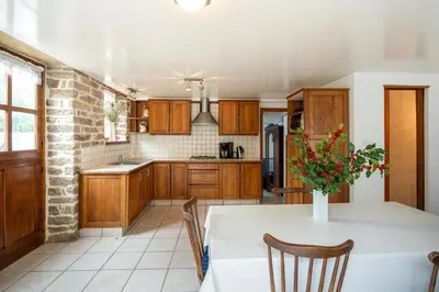 Cuisine ou kitchenette dans l'établissement Maison charmante à Beuzec-Cap-Sizun avec jardin