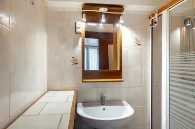 Salle de bains dans l'établissement Maison charmante à Beuzec-Cap-Sizun avec jardin