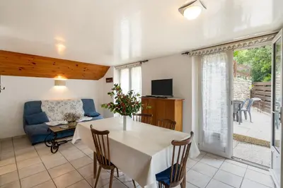 Télévision ou salle de divertissement dans l'établissement Maison charmante à Beuzec-Cap-Sizun avec jardin
