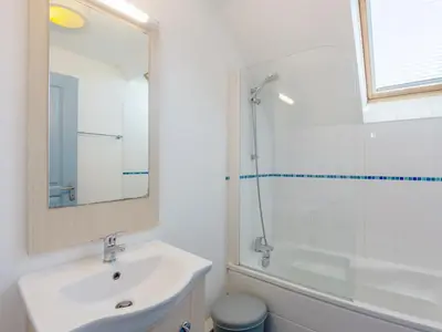 Salle de bains dans l'établissement Vacancéole - Résidence Les Terrasses de Pentrez-Plage