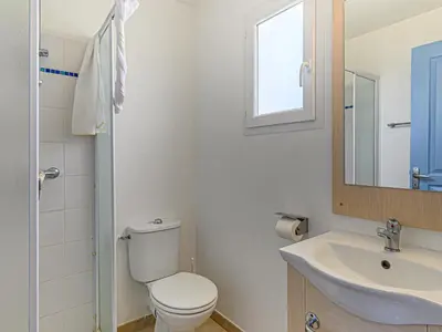 Salle de bains dans l'établissement Vacancéole - Résidence Les Terrasses de Pentrez-Plage
