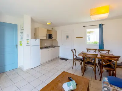 Cuisine ou kitchenette dans l'établissement Vacancéole - Résidence Les Terrasses de Pentrez-Plage