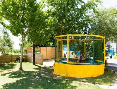 Aire de jeux pour enfants de l'établissement Camping Les Sables Blancs