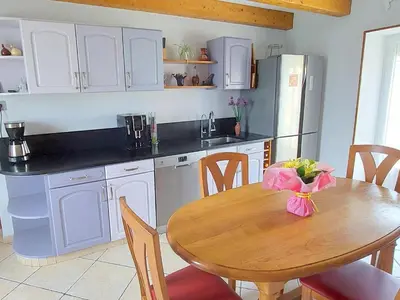 Cuisine ou kitchenette dans l'établissement Holiday Home in Plouarzel near Sandy Cove