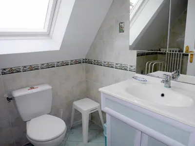 Salle de bains dans l'établissement Holiday Home in Plouarzel near Sandy Cove