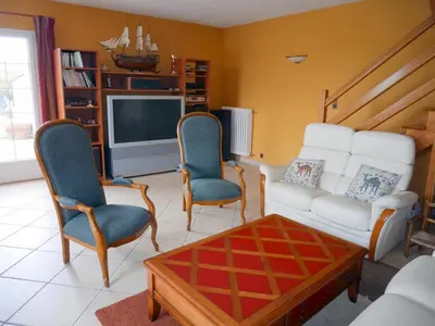Télévision ou salle de divertissement dans l'établissement Holiday Home in Plouarzel near Sandy Cove