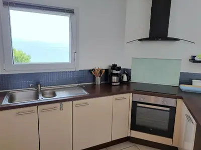 Cuisine ou kitchenette dans l'établissement Villa in Crozon with Sea Views & Sandy Beach