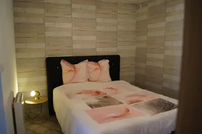 Un ou plusieurs lits dans un hébergement de l'établissement APPARTEMENT PROCHE BORD DE MER