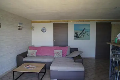 Coin salon dans l'établissement APPARTEMENT PROCHE BORD DE MER
