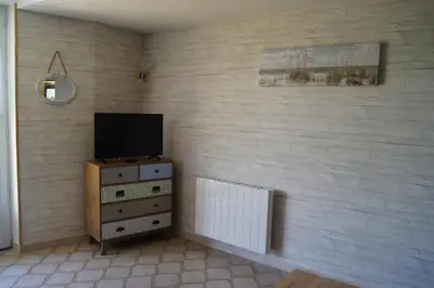 Télévision ou salle de divertissement dans l'établissement APPARTEMENT PROCHE BORD DE MER