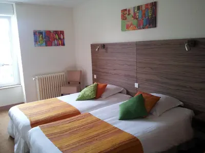 Un ou plusieurs lits dans un hébergement de l'établissement Cit'Hotel Du Port Rhu