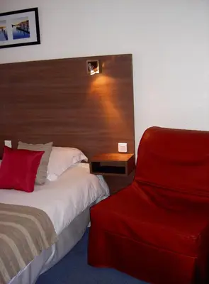 Un ou plusieurs lits dans un hébergement de l'établissement Cit'Hotel Du Port Rhu