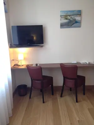 Télévision ou salle de divertissement dans l'établissement Cit'Hotel Du Port Rhu