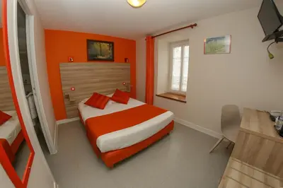 Un ou plusieurs lits dans un hébergement de l'établissement Hotel Du Cheval Blanc