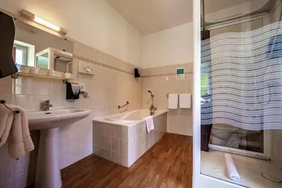 Salle de bains dans l'établissement Logis- Auberge De Kerveoc'h