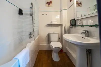 Salle de bains dans l'établissement Logis- Auberge De Kerveoc'h