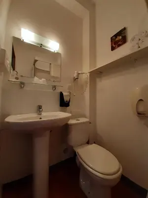 Salle de bains dans l'établissement Logis- Auberge De Kerveoc'h