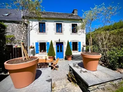 Jardin de l'établissement Granary at Kergudon Gîtes, family gîte with pool