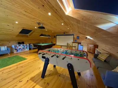 Salle de jeux dans l'établissement Granary at Kergudon Gîtes, family gîte with pool