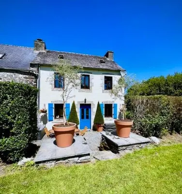 Jardin de l'établissement Granary at Kergudon Gîtes, family gîte with pool