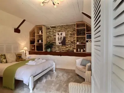 Un ou plusieurs lits dans un hébergement de l'établissement Stable Chambre d'Hôte at Kergudon, CdH with pool