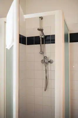 Salle de bains dans l'établissement Hôtel Bellevue