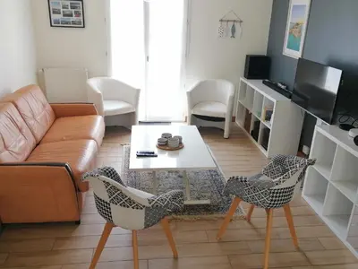Télévision ou salle de divertissement dans l'établissement Sérénité à la mer