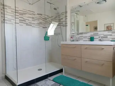 Salle de bains dans l'établissement Sérénité à la mer