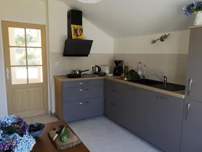 Cuisine ou kitchenette dans l'établissement maison entre campagne et mer