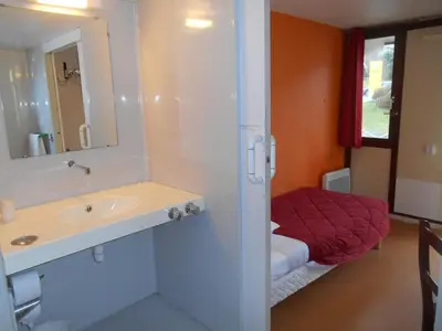 Salle de bains dans l'établissement Premiere Classe Brest Gouesnou Aeroport