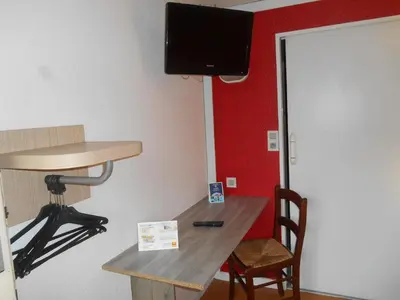 Télévision ou salle de divertissement dans l'établissement Premiere Classe Brest Gouesnou Aeroport