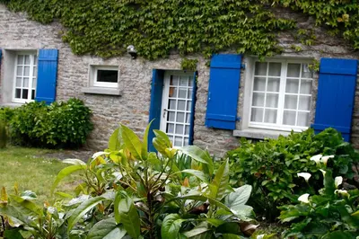 Jardin de l'établissement Adorable Penty en pierres en bord de mer