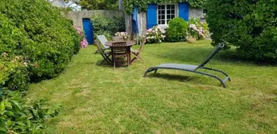Jardin de l'établissement Adorable Penty en pierres en bord de mer