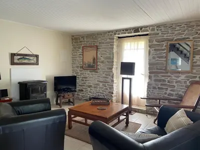 Télévision ou salle de divertissement dans l'établissement Adorable Penty en pierres en bord de mer