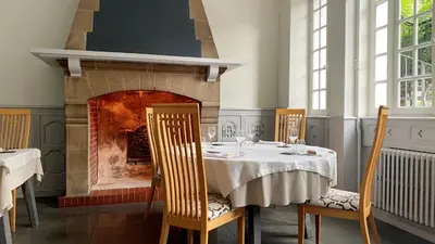 Coin salon dans l'établissement Hôtel De France - Restaurant L'insolite