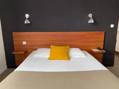 Un ou plusieurs lits dans un hébergement de l'établissement Hôtel De France - Restaurant L'insolite