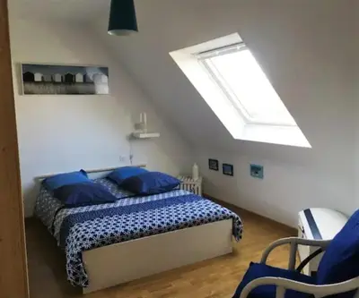 Un ou plusieurs lits dans un hébergement de l'établissement Maison proche bord de mer
